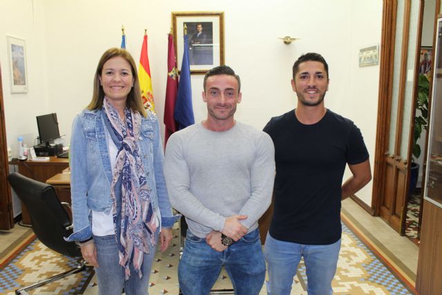 La alcaldesa y el edil de Deportes reciben en el ayuntamiento al campeón Nacional de Clasic Bodybuilding