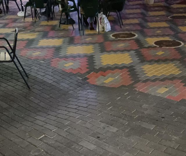 Reverte: 'Llueve en Águilas, Conde Aranda se encharca y se hunde un tramo que ya había sido arreglado en la nueva calle peatonal'