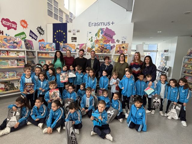 Fomento de la lectura en el CEIP Carlos V con la primera 'Feria del libro en el cole'