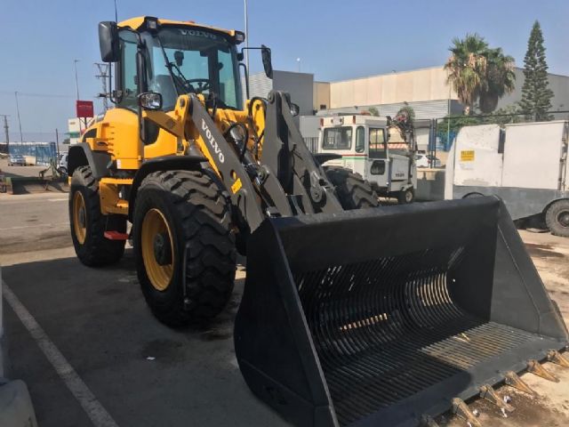 El Ayuntamiento incorpora, a través de la empresa concesionaria, una nueva flota de vehículos sostenibles para la limpieza de playas