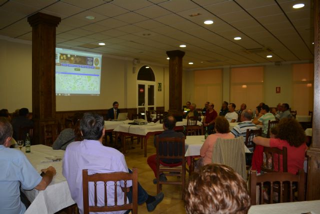 Los vecinos de las pedanías asisten a la charla informativa sobre el funcionamiento de la app Residencia Segura