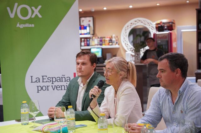 VOX Murcia congrega a un centenar de personas en Águilas en defensa del campo murciano ante el decreto sobre la tortuga mora