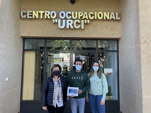 NNGG entrega un cheque con el dinero recaudado en la ruta solidaria del octubre joven al Centro Ocupacional Urci