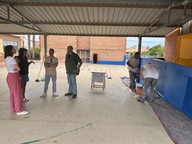 El Programa de Inserción Laboral desarrolla trabajos de pintura en centros educativos y edificios municipales de Águilas