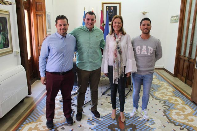 La alcaldesa recibe a Borja Rodríguez, y a Miguel Ángel López, vencedores de la III Edición de la CleverCap Fitogal