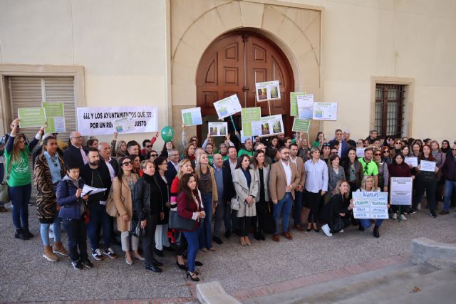 El Ayuntamiento se suma a la concentración de padres y trabajadores del centro de atención temprana para reclamar mayores recursos para este servicio