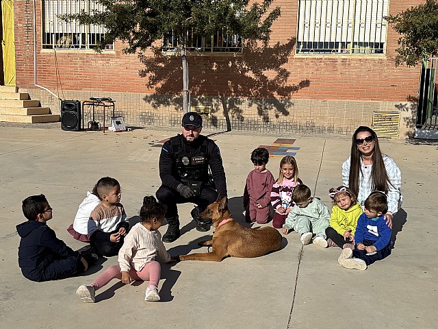 La Unidad Canina de la Policía Local inicia una ronda de exhibiciones ante los alumnos de infantil de los colegios aguileños