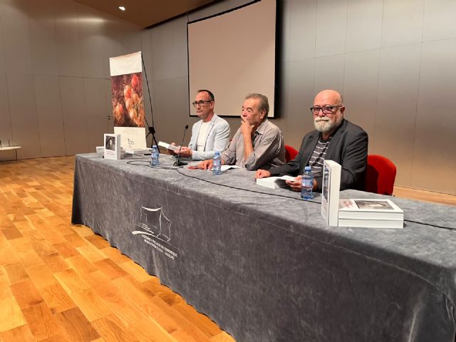 Águilas recuerda el legado cultural de Paco Rabal con la presentación de un libro dedicado al actor