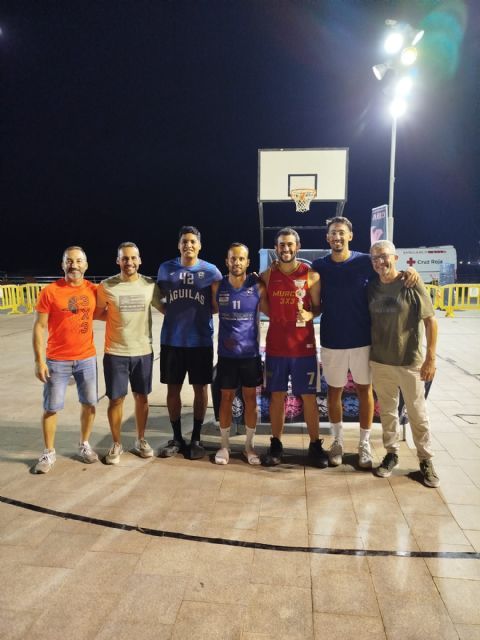 El baloncesto 3x3 llena de deporte y ambiente la explanada del Auditorio de Águilas