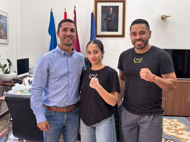 El alcalde de Águilas recibe a la joven boxeadora Marina Mula Montalbán, convocada por la Selección Murciana para el Campeonato de Espa&ntilde;a