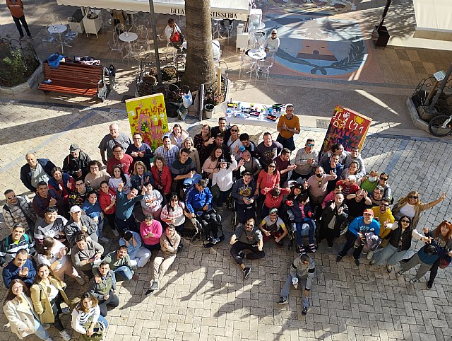 Taller de pintura de la mano de Javier Espinosa con motivo del Día Internacional de las Personas con Discapacidad