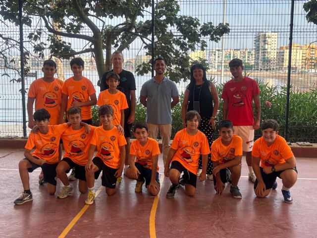 La Escuela de Fútbol Sala Águilas clausura su tradicional Curso de Verano con 31 participantes y el debut del rugby playa