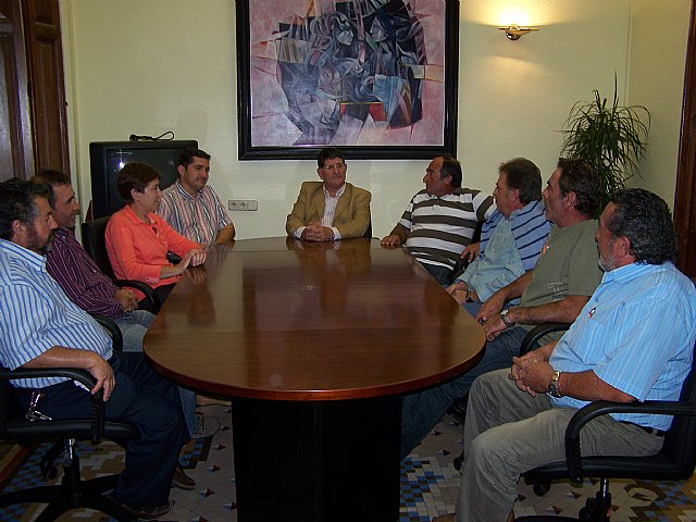 Foto de la reunión mantenida esta semana, en el consistorio aguileño, con el Primer Edil y otros miembros del Equipo de Gobierno y los representantes sindicales de COAG y ASAJA en Águilas