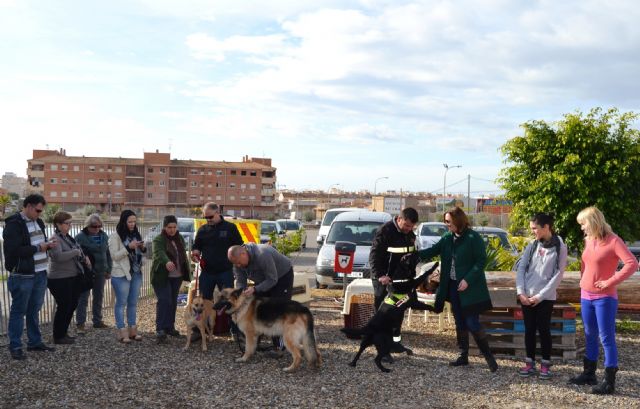 La concejalía de Mujer desarrolla un taller con perros para mejorar el autoconocimiento y la autorregulación emocional