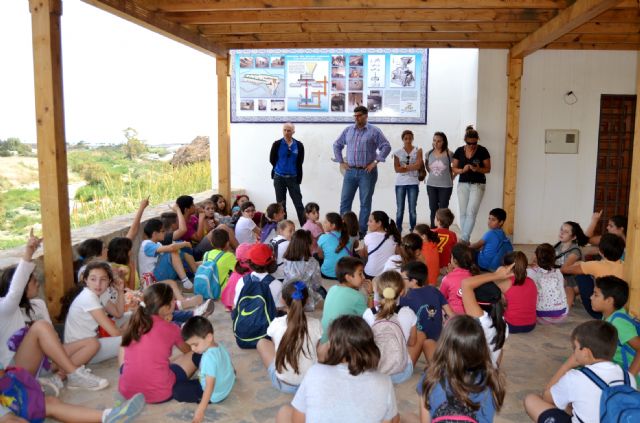 Los alumnos del programa 'Ecoescuelas Litorales' visitan el Molino del Saltaor