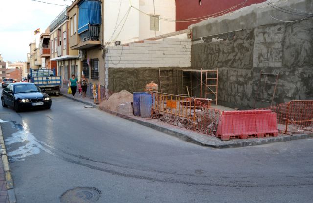 El Ayuntamiento de Águilas lleva a cabo las obras de demolición de un inmueble para incorporar el solar resultante al viario público