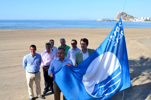 Las Banderas Azules de Águilas ondean ya en las playas y puertos deportivos de la ciudad