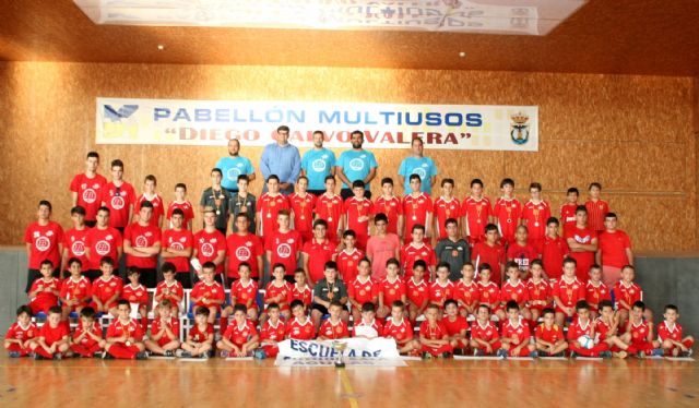 Más de un centenar de niños de la Escuela de Fútbol Sala de Águilas recogen sus diplomas