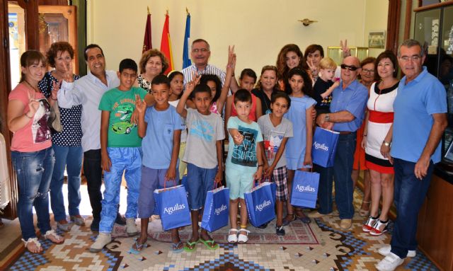 Los niños saharauis del programa 'Vacaciones en Paz' son recibidos en el Ayuntamiento de Águilas