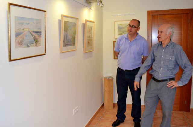 El artista murciano Pedro Serna exhibe su obra en el hotel Mayarí de Calabardina