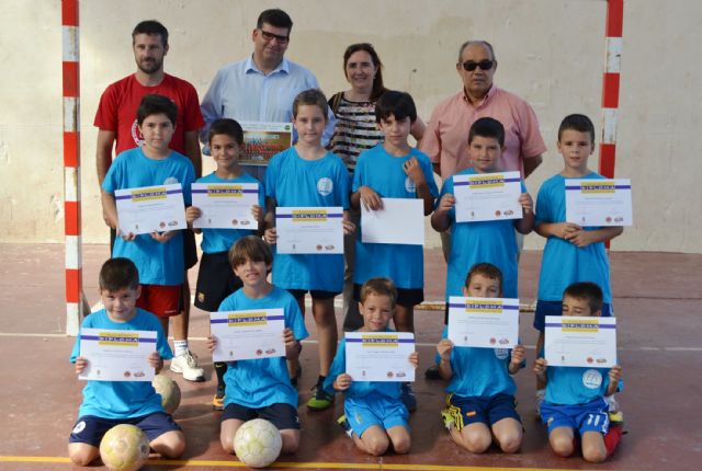 La V edición de la Escuela de Verano de Fútbol Sala de Águilas reúne a una veintena de niños