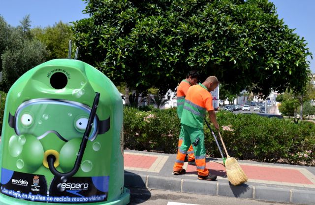 El Ayuntamiento de Águilas y Ecovidrio instalan y 'customizan' contenedores de vidrio para promover el reciclado durante el verano
