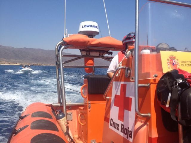 Cruz Roja Española en Águilas rescata una embarcación sin gobierno en Cala Blanca
