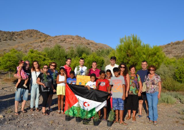 Nueva plantación en el 'Bosque Sahara' con Nuevas Generaciones y los niños saharauis del programa 'Vacaciones en Paz'