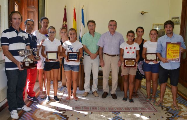 El equipo alevín femenino del Club de Tenis Águilas es recibido por el alcalde tras ganar el Campeonato de España