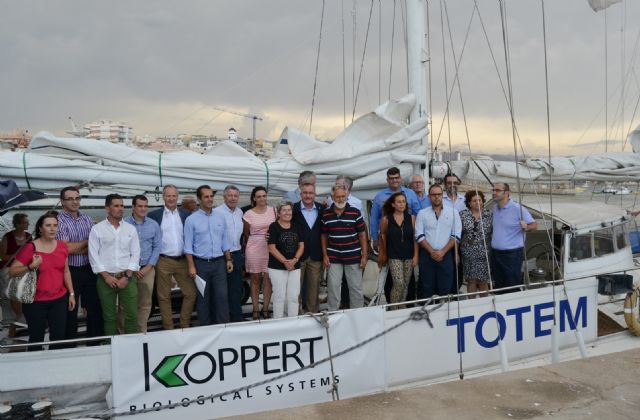 El velero Tótem llega a Águilas para reivindicar la sostenibilidad y las energías renovables