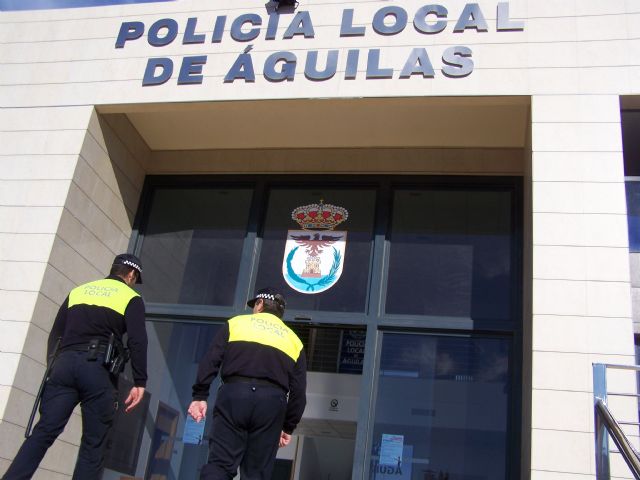 La Policía Local de Águilas detiene a dos individuos cuando intentaban forzar la entrada de un conocido bar de la localidad