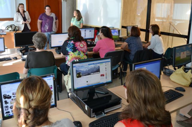 Una veintena de mujeres concluyen con éxito un taller de informática organizado por el Ayuntamiento de Águilas