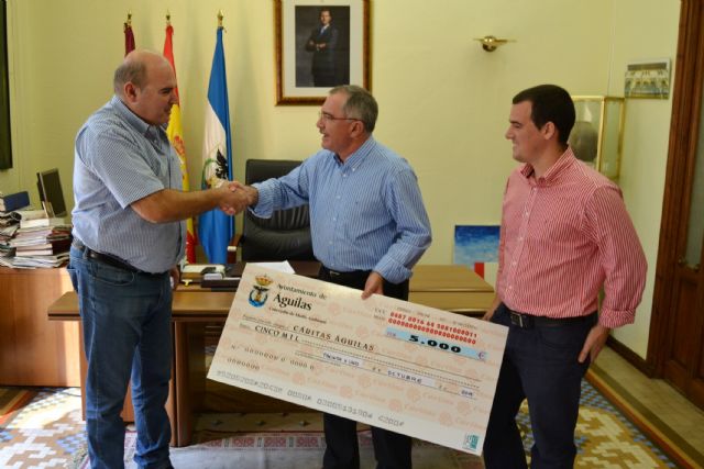Cáritas recibe un nuevo cheque-donativo del Ayuntamiento de Águilas