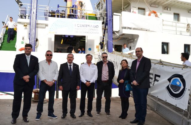El buque 'Ramón Margalef' realiza una jornada de puertas abiertas para escolares en Águilas