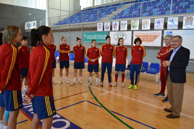 El alcalde mantiene un encuentro con la selección española femenina de fútbol sala que está concentrada en Águilas