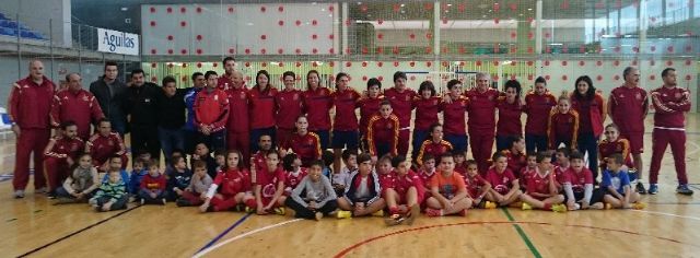 La escuela de fútbol sala de Águilas visita a las jugadoras de la selección española femenina