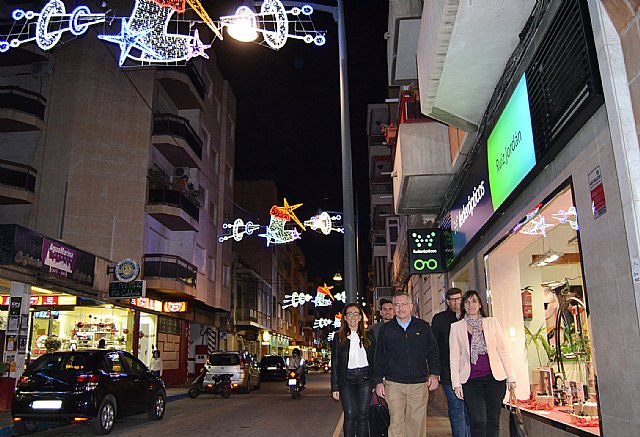 Mas de 300.000 bombillas engalanan de Navidad las principales calles de Águilas