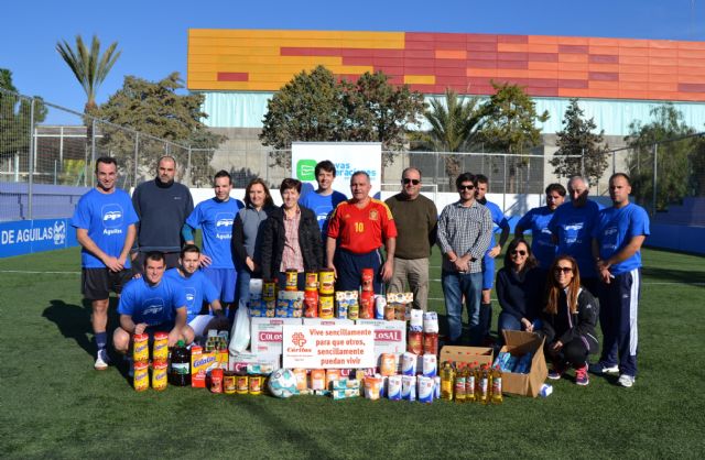 Nuevas Generaciones recoge más de 300 kilos de alimentos para Cáritas en un partido de fútbol benéfico