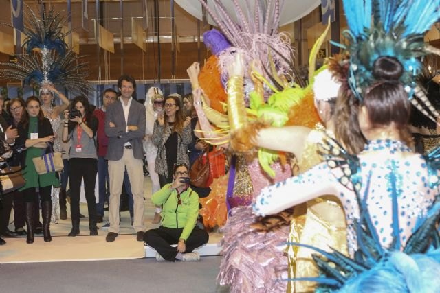 El consejero de Turismo invita a los visitantes del stand de la Región en Fitur a conocer los Carnavales de Águilas