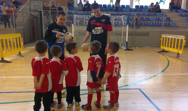 Los jugadores ElPozo Murcia FS realizan un clínic con la Escuela de Fútbol Sala de Águilas