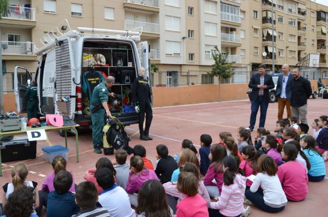 El colegio Mediterráneo acoge un taller de artrópodos y una exhibición de la Guardia Civil