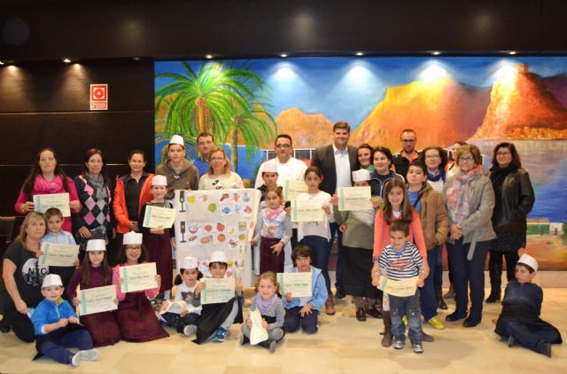 Una veintena de niños asisten a un taller de cocina de la Asociación de Diabéticos de Águilas