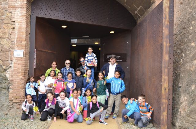 Los alumnos de 'Ecoescuelas Litorales' visitan el patrimonio ferroviario de Águilas