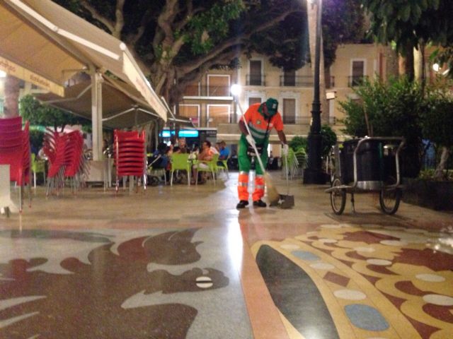 El Ayuntamiento pone en marcha un dispositivo nocturno especial de limpieza los fines de semana