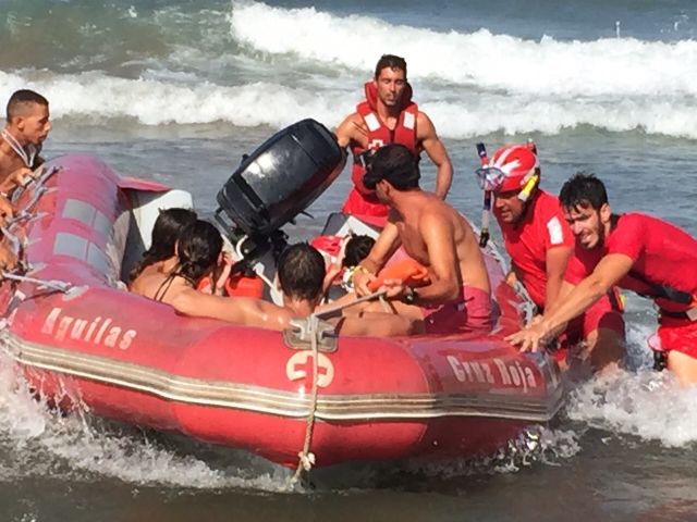 Cruz Roja Española en Águilas rescata a 18 personas este fin de semana