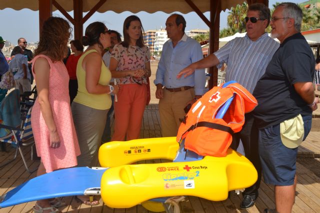 Fundación ONCE y Cruz Roja presentan kits para hacer más accesibles las playas