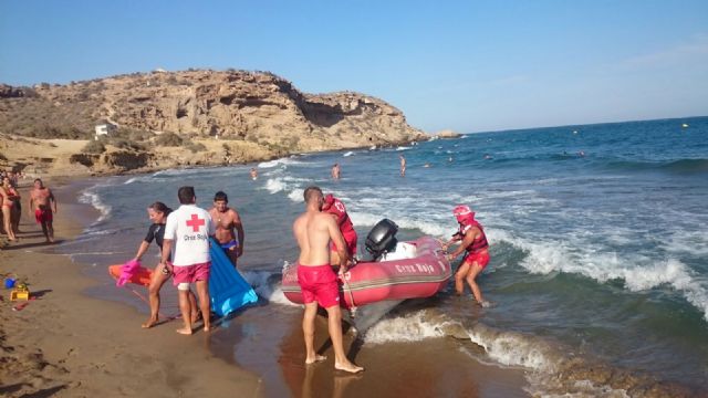 16 rescates en las playas de Águilas motivados por el fuerte viento reinante durante este fin de semana