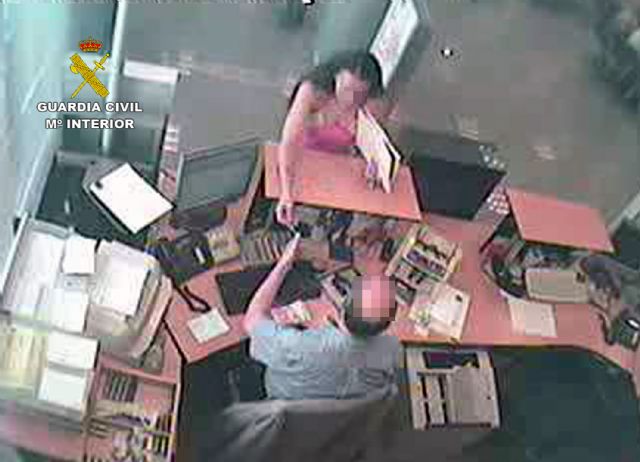 La Guardia Civil detiene a una pareja dedicada a estafar en entidades bancarias