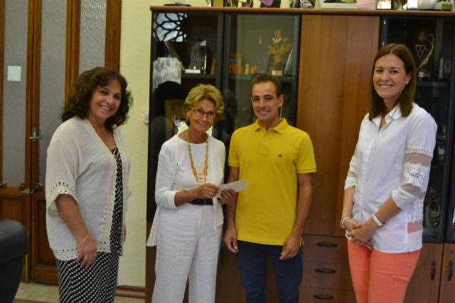 David García, ganador de la primera cucaña sin pavo, dona su premio a la protectora de animales Aguiproan