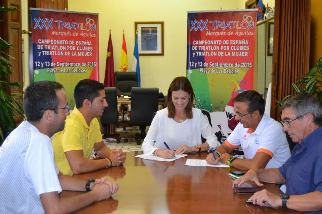 El Ayuntamiento y la Federación Española de Triatlón firman un convenio de colaboración